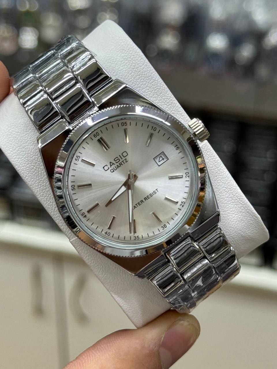 Casio Collection с серебристо-белым циферблатом